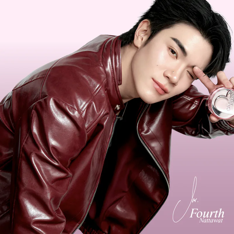 ภาพจากแบรนด์ Charmiss พรีเซนเตอร์ Fourth Nattawat กับ Charming Iconic Glow Cushion