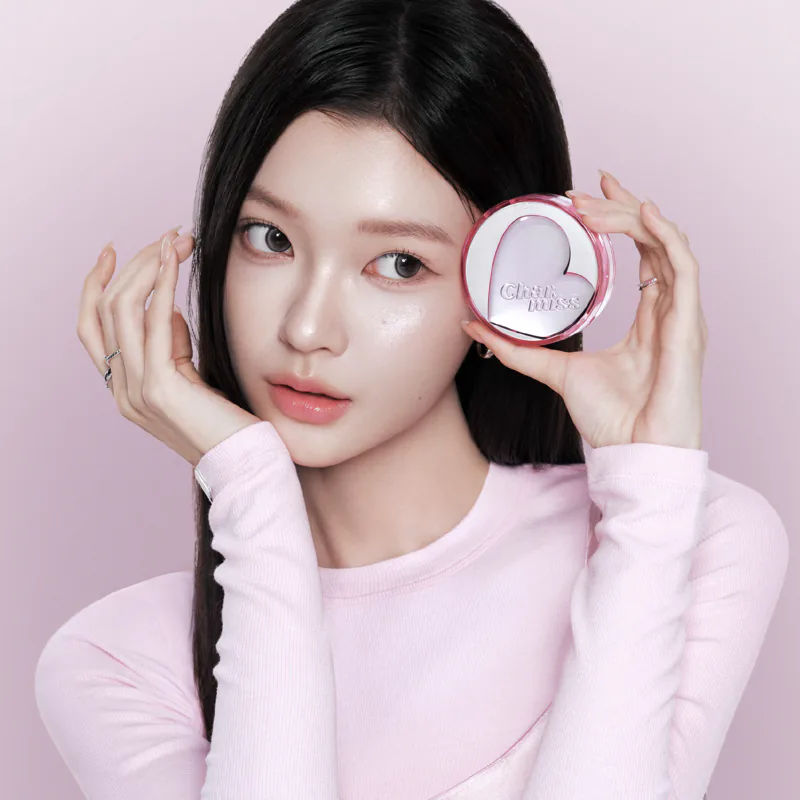 ภาพจากแบรนด์ Charmiss นางแบบถือตลับ Charming Iconic Glow Cushion